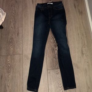 Cute high waisted dark colored jeans !!